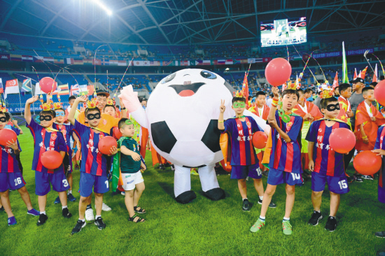 登上APEC演讲台的山东导游：直播上千场 赏几百种泰山日出